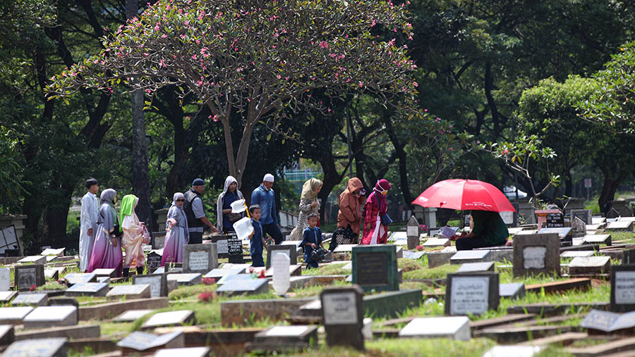 Warga berziarah makam kerabat di Tempat Pemakaman Umum (TPU) Menteng Pulo, Sabtu (22/4/2023). (bloomberg Tehnoz/ Andrean Kristianto)