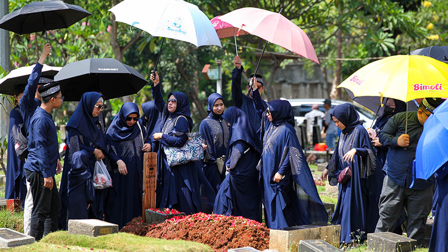 Salah satu tradisi yang dilakukan saat Lebaran adalah ziarah kubur atau biasa disebut nyekar. (Bloomberg Tehnoz/ Andrean Kristianto)