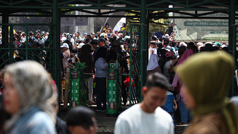 Untuk masuk kedalam Ragunan, warga harus rela mengantre. (Bloomberg Technoz/ Andrean Kristianto)