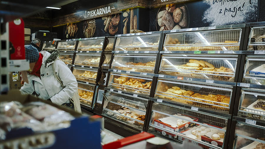 Roti dijual di sebuah supermarket di Warsawa, Polandia, Rabu (4/1/2023). (Damian Lemański/Bloomberg)