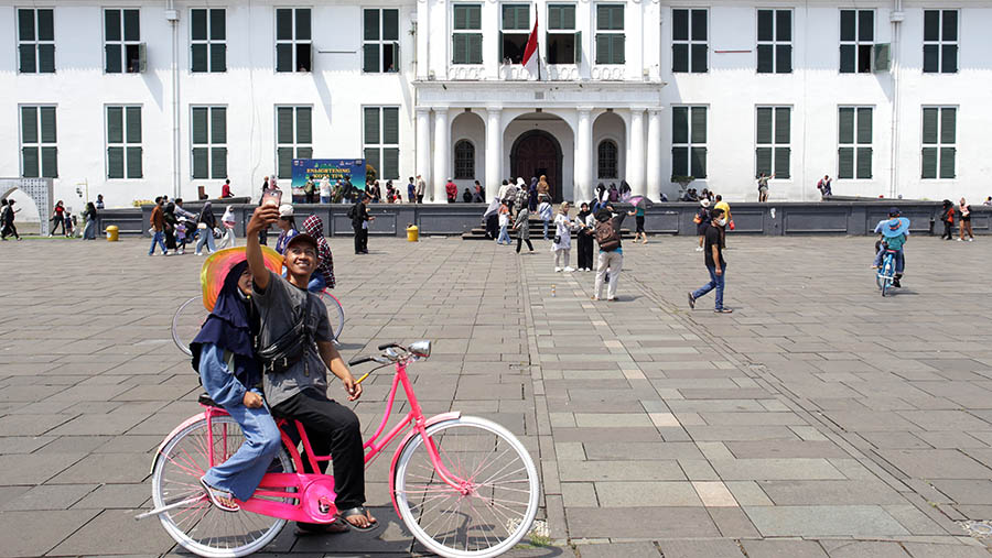 Di tempat ini warga dapat memanfaatkan penyewaan sepeda ontel untuk berkeliling kawasan Kota Tua. (Bloomberg Technoz/ Andrean Kristianto)
