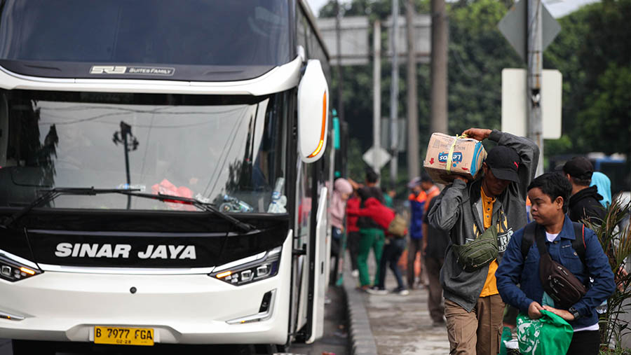 Penumpang turun dari bus AKAP saat arus balik mudik lebaran di Terminal Kampung Rambutan, Selasa (25/4/2023). (Bloomberg Technoz/ Andrean Kristianto)