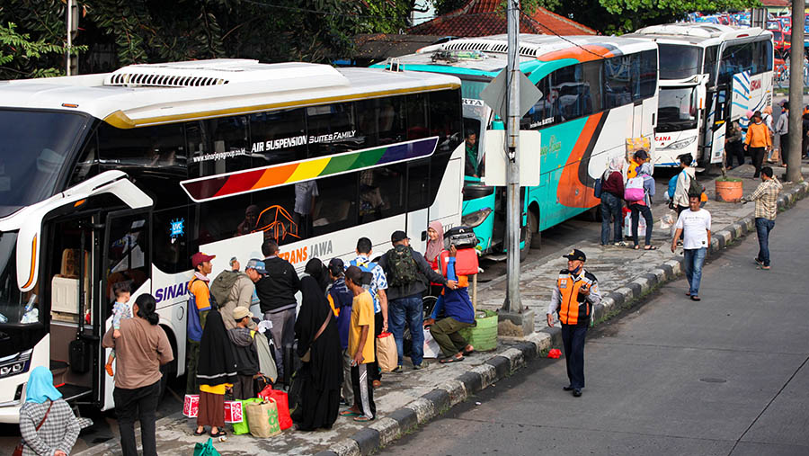 Penumpang turun dari bus AKAP saat arus balik mudik lebaran di Terminal Kampung Rambutan, Selasa (25/4/2023). (Bloomberg Technoz/ Andrean Kristianto)