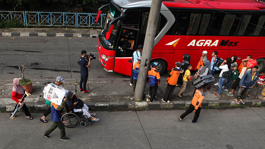 Bus-bus di lajur kedatangan ramai menurunkan pemudik yang baru datang dari sejumlah daerah khususnya dari Jawa.(Bloomberg Technoz/ Andrean Kristianto)