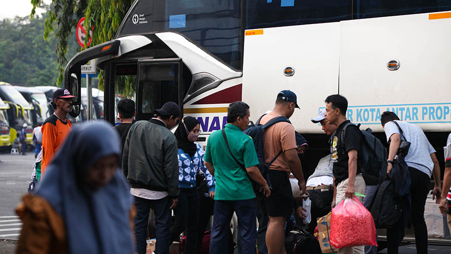 Penumpang turun dari bus AKAP saat arus balik mudik lebaran di Terminal Kampung Rambutan, Selasa (25/4/2023). (Bloomberg Technoz/ Andrean Kristianto)

