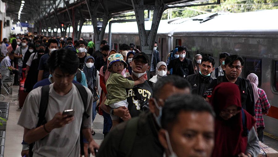 Penumpang kereta api tiba saat arus balik mudik di Stasiun Pasar Senen, Jakarta, Selasa (25/4/2023). (Bloomberg Technoz/ Andrean Kristianto)