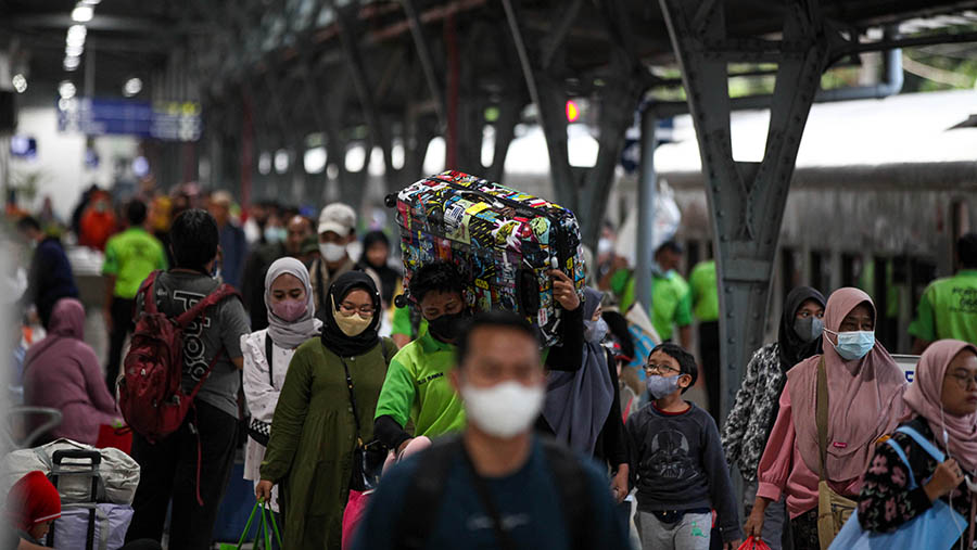 Penumpang kereta api tiba saat arus balik mudik di Stasiun Pasar Senen, Jakarta, Selasa (25/4/2023). (Bloomberg Technoz/ Andrean Kristianto)