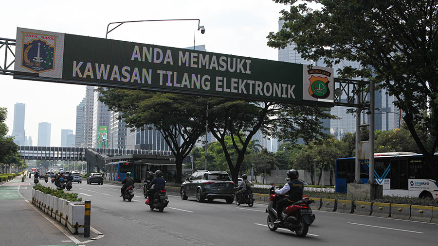 Kendaraan melintas di kawasan tilang elektronik di jalan Jenderal Sudirman, Jakarta,  Kamis (26/4/2023). (Bloomberg Technoz/ Andrean Kristianto)