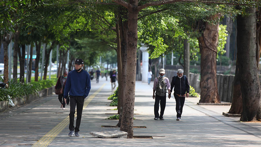 Jalur pendestrian di Sudirman yang biasanya menjadi lalu-lalang para pekerja juga tak tampak seperti biasanya. (Bloomberg Technoz/ Andrean Kristianto)