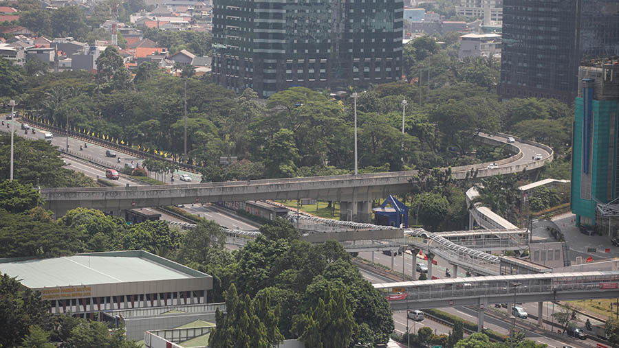 Kendaraan melintas di kawasan Semanggi, Jakarta,  Kamis (26/4/2023). (Bloomberg Technoz/ Andrean Kristianto)
