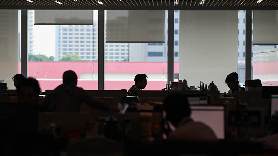 Suasana pekerja di kantor kawasan Jenderal Sudirman, Jakarta,  Kamis (26/4/2023). (Bloomberg Technoz/ Andrean Kristianto)