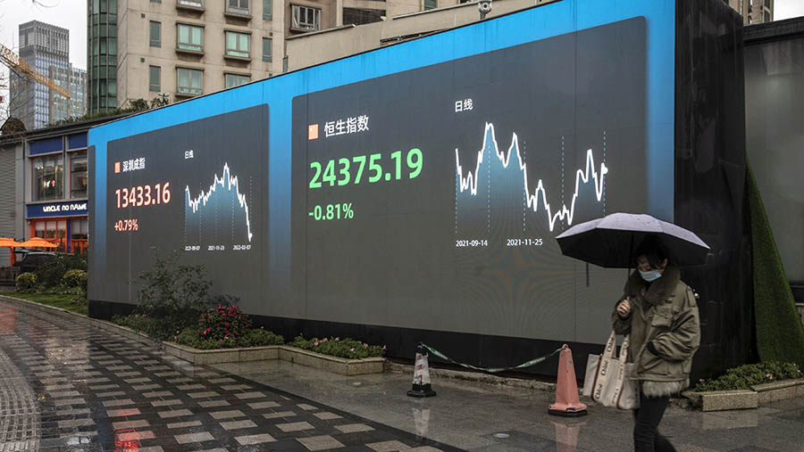 Layar menampilkan Bursa Efek Shenzhen dan angka Indeks Hang Seng di Shanghai, China. (Qilai Shen/Bloomberg)