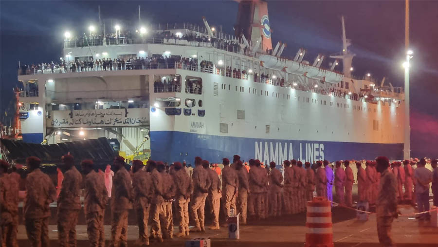 Evakuasi WNI yang berada di Sudan. Mereka akan naik kapal laut dari Pelabuhan Sudan ke Jeddah, Arab Saudi. (Dok. Kemenlu)