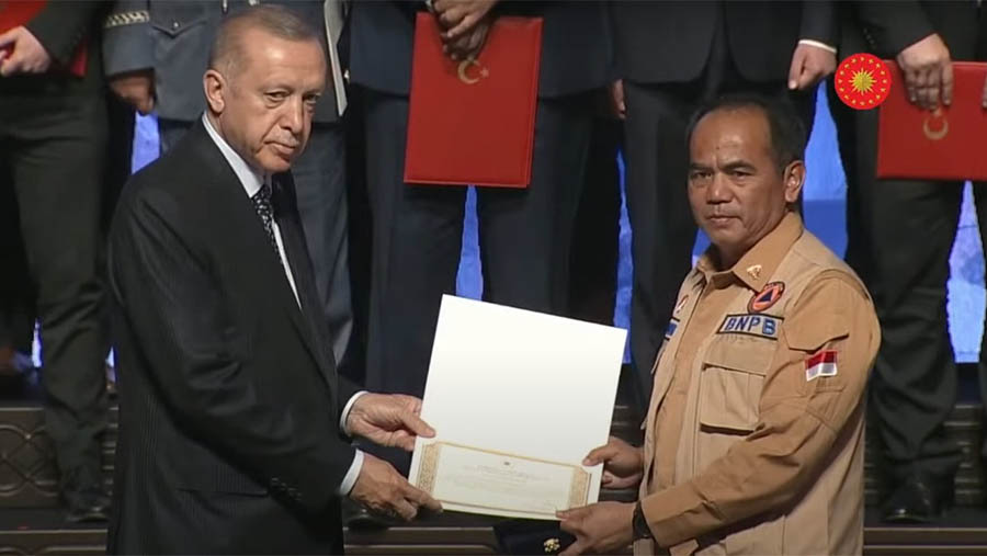 Presiden Turki, Recep Tayyip Erdogan memberikan medali dan penghargaan kepada Indonesia karena membantu penanganan Gempa M7,8 di Turki. (Dok BNPB)