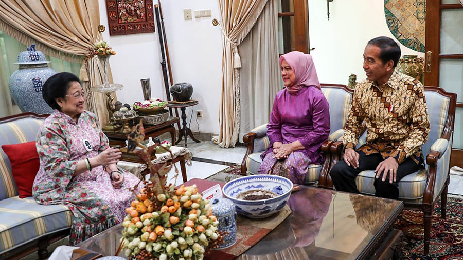 Presiden Joko Widodo (Jokowi) bersama istri berkunjung ke kediaman Ketum PDIP Megawati Soekarnoputri di Jakarta, Kamis (27/4/2023). (Dok. DPP PDIP)