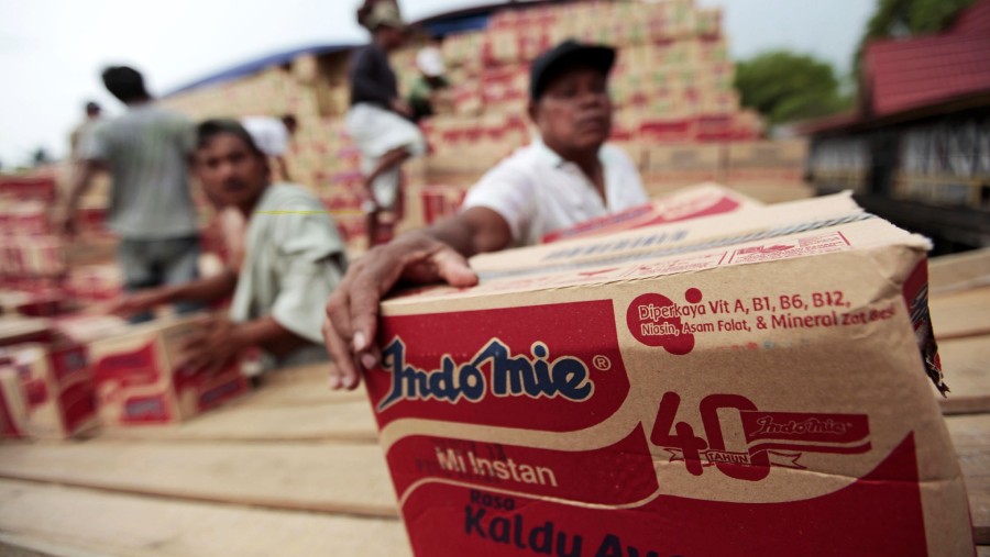 Aktivitas Perdagangan produk mie instan PT Indofood CBP Sukses Makmur Tbk. (Dok Dimas Ardian/Bloomberg)