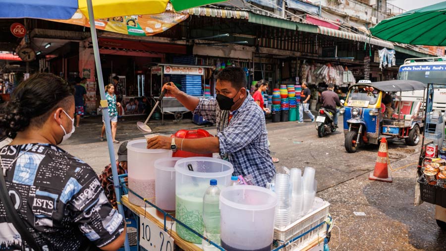Penjual menjual minuman es di pasar basah saat gelombang panas di Bangkok (Andre Malerba/Bloomberg)
