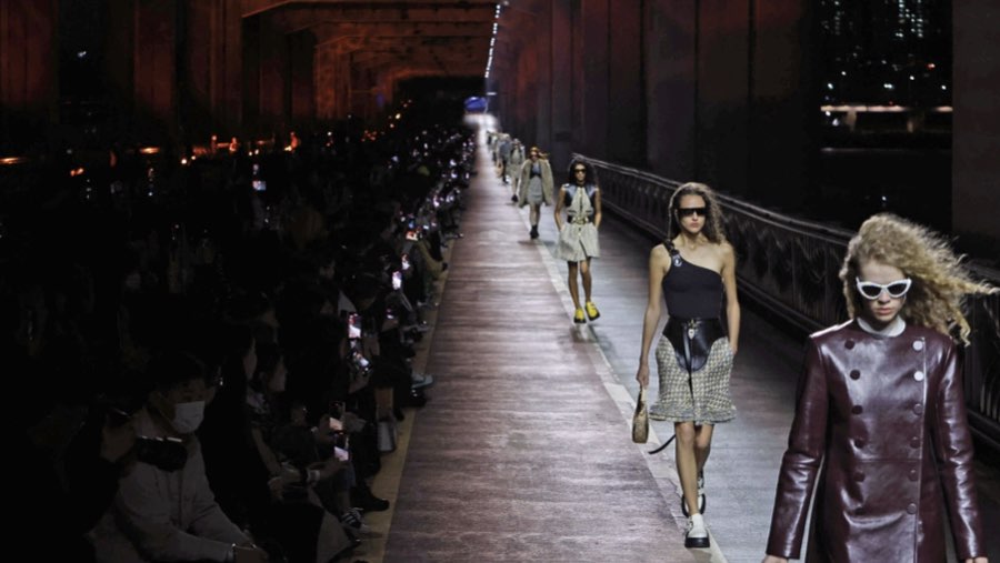 Fashion show LV di Seoul (Sumber: Bloomberg)