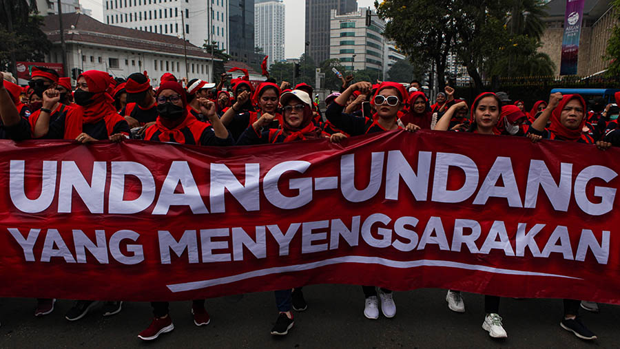 Buruh melakukan aksi demo saat peringatan hari Buruh di kawasan Patung Kuda, Jakarta, Senin (1/5/2023). (Bloomberg Technoz/ Andrean Kristianto)