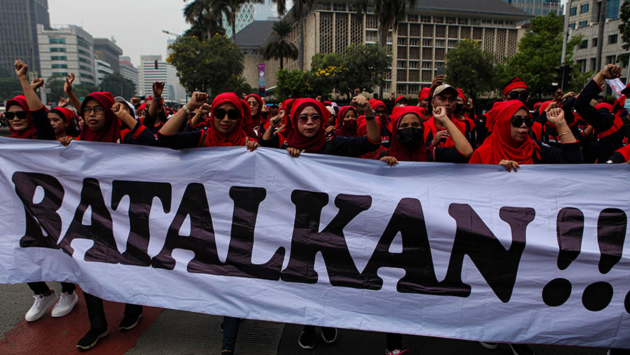 Buruh melakukan aksi demo saat peringatan hari Buruh di kawasan Patung Kuda, Jakarta, Senin (1/5/2023). (Bloomberg Technoz/ Andrean Kristianto)