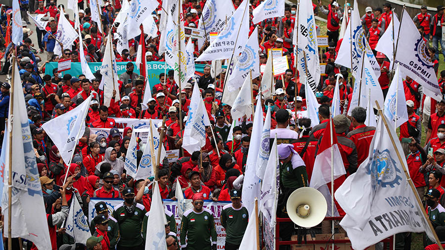 Pada pukul 12.00 sebagian dari massa aksi membubarkan diri. (Bloomberg Technoz/ Andrean Kristianto)