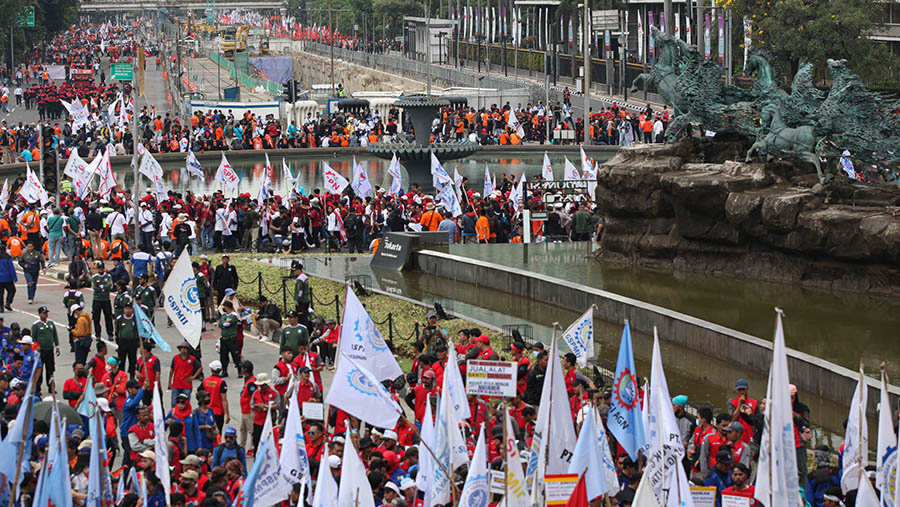 Unjuk rasa tersebut untuk memperingati Hari Buruh Internasional atau May Day 1 Mei. (Bloomberg Technoz/ Andrean Kristianto)