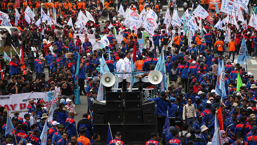 Dalam akisnya mereka membawa berbagai tuntutan salah satunya cabut omnibus law UU Cipta Kerja dan tolak upah mu(Bloomberg Technoz/ Andrean Kristianto)