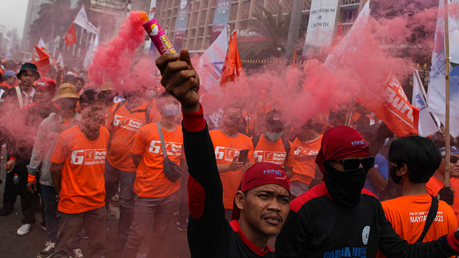Buruh melakukan aksi demo saat peringatan hari Buruh di kawasan Patung Kuda, Jakarta, Senin (1/5/2023). (Bloomberg Technoz/ Andrean Kristianto)