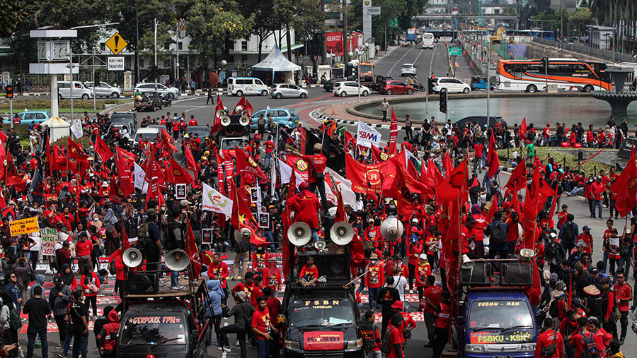 Buruh melakukan aksi demo saat peringatan hari Buruh di kawasan Patung Kuda, Jakarta, Senin (1/5/2023). (Bloomberg Technoz/ Andrean Kristianto)