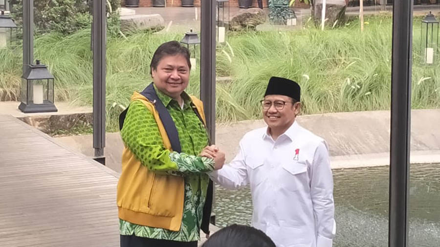 Pertemuan Ketua Umum DPP Partai Golkar Airlangga Hartarto dan Ketua Umum DPP PKB Muhaimin Iskandar. (Bloomberg Technoz/ Sultan Ibnu Affan)