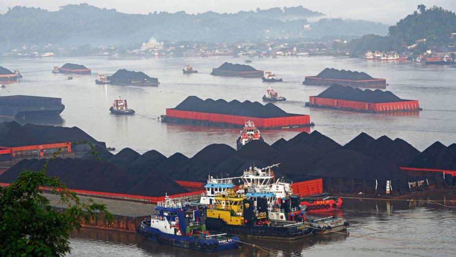 Aktivitas pengangkutan komoditas batu bara di sungai Mahakam, Samarinda, Kalimantan. (Dok Bloomberg)
