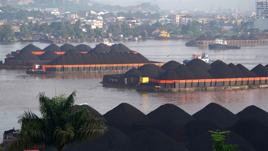 Aktivitas pengangkutan komoditas batu bara di sungai Mahakam, Samarinda, Kalimantan. (Dok Bloomberg)