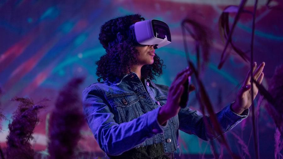 Teknologi dunia maya digital Metaverse, gadis dengan kacamata virtual reality VR bermain game augmented reality, gaya hidup futuristik (Dok. Envato)