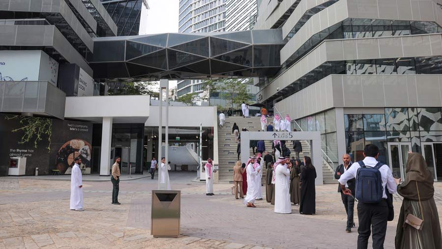 Pengunjung di King Abdullah Financial District (KAFD) di Riyadh, Arab Saudi (Maya Siddiqui/Bloomberg)