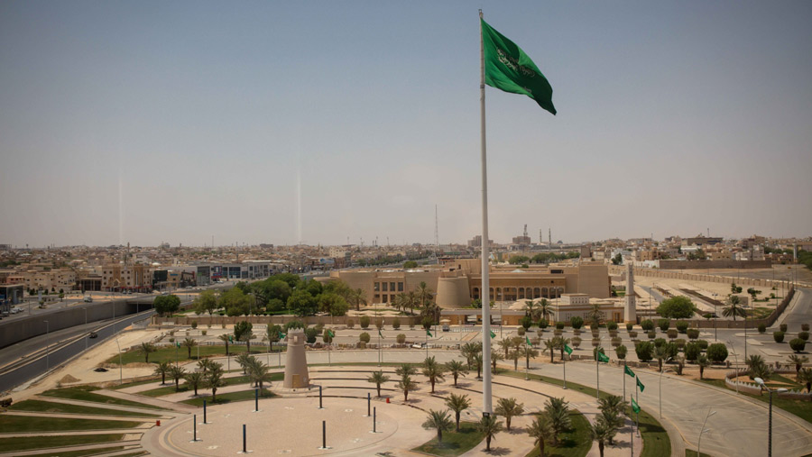 Bendera Arab Saudi berkibar di kota Buraidah, Arab Saudi (Tasneem Alsultan/Bloomberg)