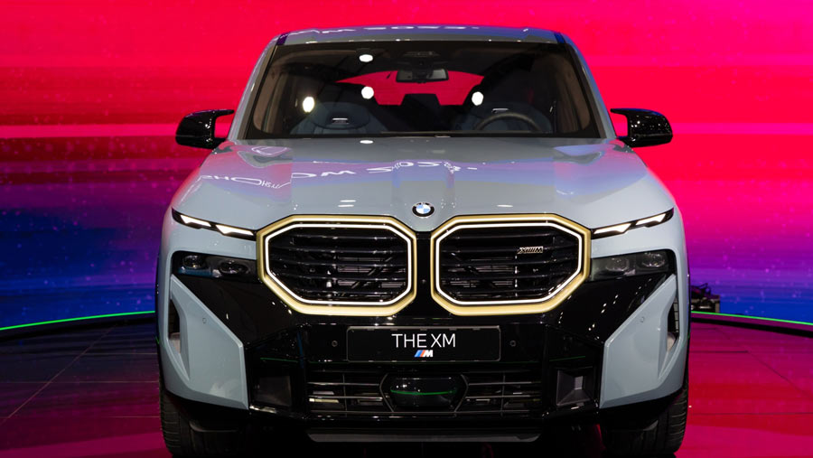 Kendaraan SUV hybrid BMW AG XM dipamerkan selama Seoul Mobility Show di Goyang, Korea Selatan (SeongJoon Cho/Bloomberg)