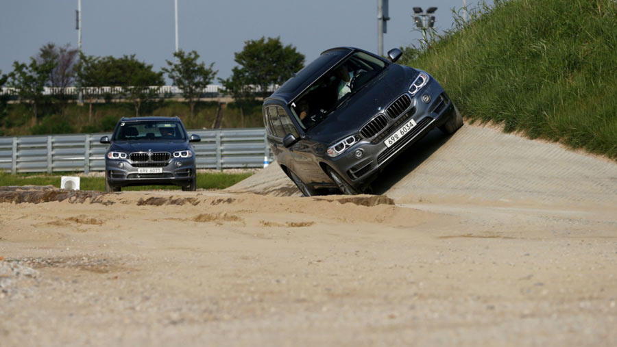 Pengunjung mengendarai Bayerische Motoren Werke AG (BMW) X5 (Seongjoon Cho/Bloomberg)