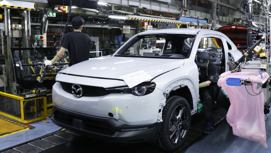 Pekerja merakit kendaraan Mazda Motor Corp. MX-30 EV di jalur produksi di pabrik Ujina milik perusahaan di Kota Fuchu, Jepang. (Kiyoshi Ota/Bloomberg)