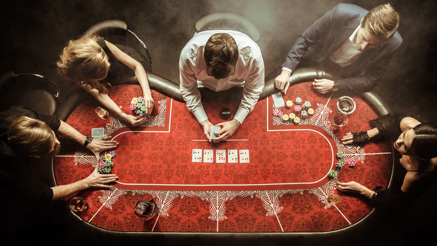 Pandangan atas pria dan wanita bermain poker di kasino (Dok. Envato)
