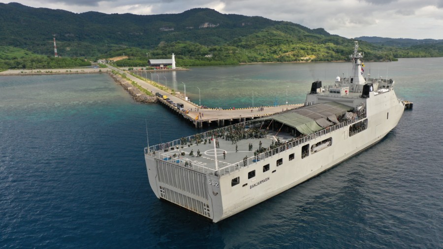 Kapal perang KRI Banjarmasin 592 tiba di Labuan Bajo (Dok. Pelindo)