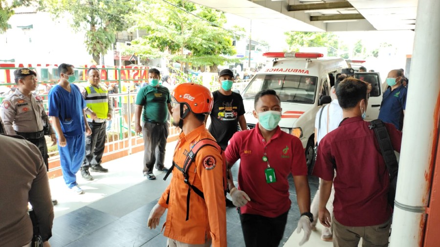 Palang Merah Indonesia memberikan pertolongan terhadap korban kecelakaan masuk jurang di kawasan wisata Guci Tegal. (Sumber: Polres Tegal)