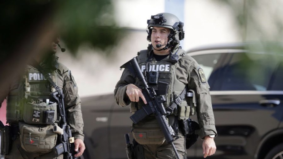 Seorang petugas polisi di dekat lokasi penembakan di Allen Premium Outlets di Texas, pada 6 Mei. (Sumber: Bloomberg)