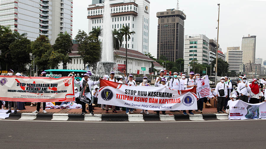 Ribuan dokter dan perawat demo menentang RUU Kesehatan di Patung Kuda, Jakarta, Senin (8/5/2023). (Bloomberg Technoz/ Andrean Kristianto)