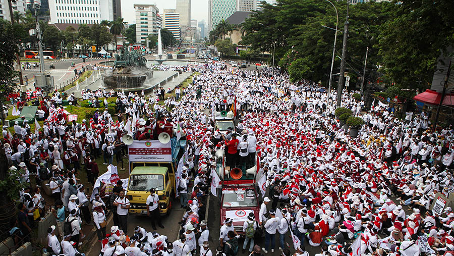 Ribuan pekerja kesehatan melakukan demo di Patung Kuda, Jakarta, Senin (8/5/2023). (Bloomberg Technoz/ Andrean Kristianto)