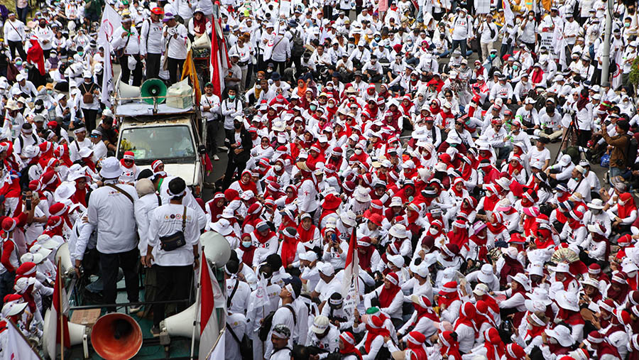 Akibat adanya demo ini, jalan menuju Istana Negara dan Sebaliknya dari Patung Kuda ditutup. (Bloomberg Technoz/ Andrean Kristianto)