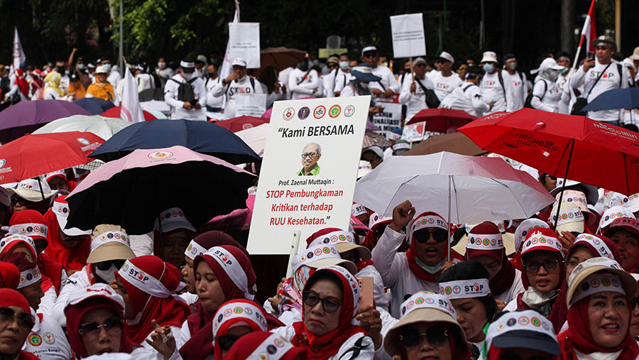 Massa aksi terdiri dari dokter, perawat, bidan dan apoter dari lima organisasi profesi kesehatan. (Bloomberg Technoz/ Andrean Kristianto)