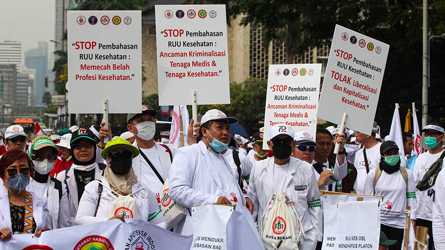 Ribuan dokter dan perawat demo menentang RUU Kesehatan di Patung Kuda, Jakarta, Senin (8/5/2023). (Bloomberg Technoz/ Andrean Kristianto)