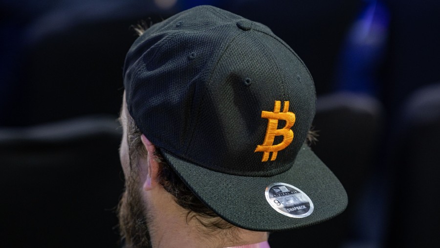 Topi logo Bitcoin, milik peserta Dubai Crypto Expo di Dubai, United Arab Emirates (UAE).(Christopher Pike/Bloomberg)
