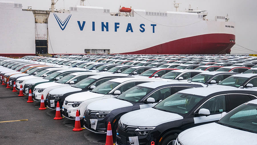 SUV listrik VF 8 VinFast akan dikirim dari Haiphong. (Linh Pham/Bloomberg)