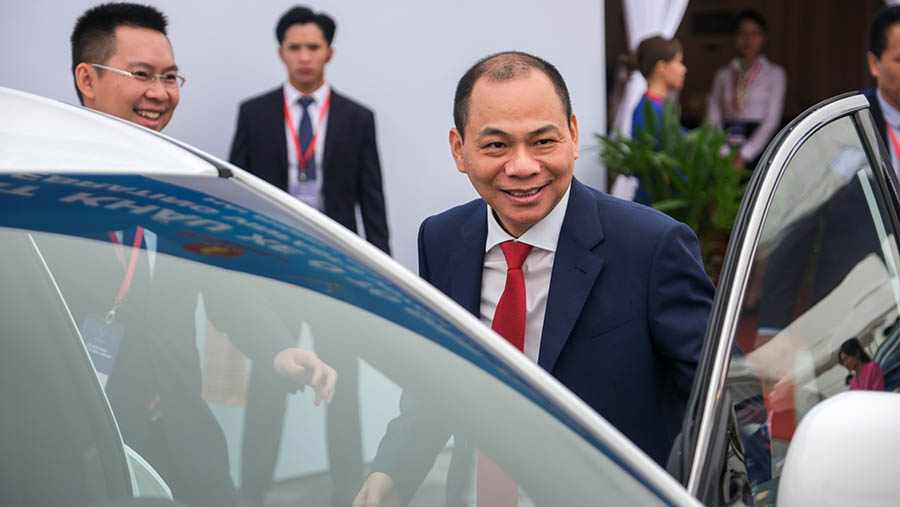 Ketua Vingroup JSC, Pham Nhat Vuong menghadiri upacara pemuatan kendaraan listrik VF8 milik VinFast LLC di Vietnam. (Linh Pham/Bloomberg)